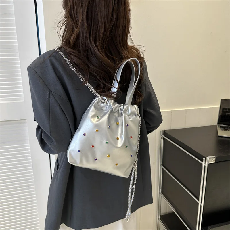 Корейский нишевый дизайн Рюкзак с цветными драгоценными камнями Модные универсальные сумки для покупок с серебряным шнурком на цепочке для женщин и мужчин