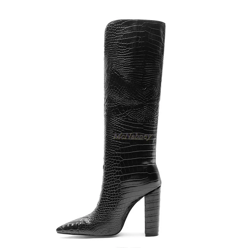 McNabney / новинка 2022 года; женские ботинки; Черные кожаные сапоги с острым носком на не сужающемся книзу массивном каблуке; Сапоги-слипоны до колена; сезон осень-зима; размеры 34-45