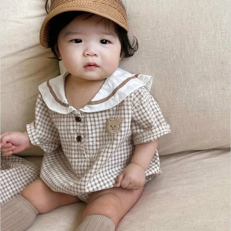 5846B корейская детская одежда 2023, летняя горячая распродажа, одежда для сестер, цельнокроеная одежда в клетку с мультяшным рисунком или платье для сестер с мультяшным медведем