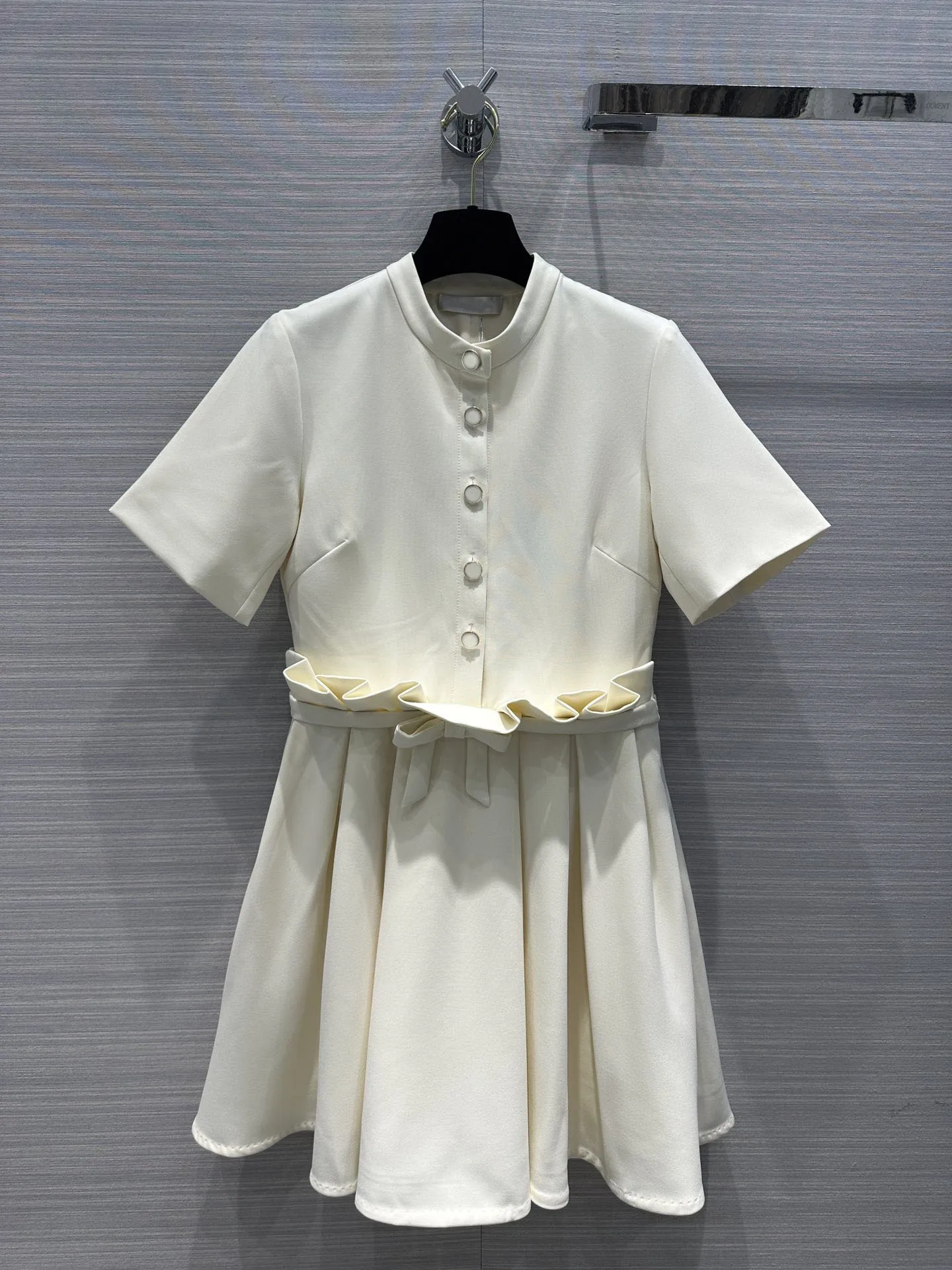 Весенне-летнее новое белое платье с оборками на талии, дизайн в складку подчеркивает тонкую талию