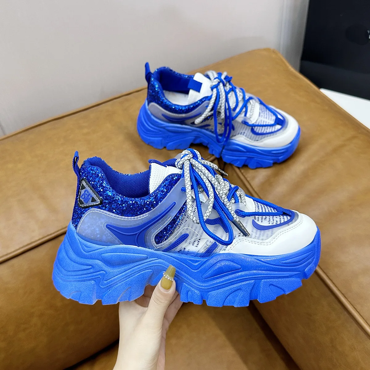 Блестящие Синие Розовые кроссовки с толстой подошвой, женские кроссовки с дышащей сеткой на шнуровке, Удобная спортивная обувь на платформе и танкетке для папы