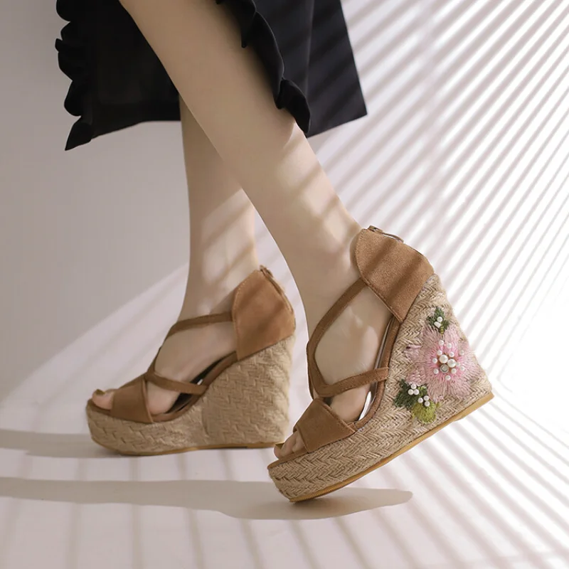 Модная новая женская обувь, удобные женские босоножки на наклонном каблуке.