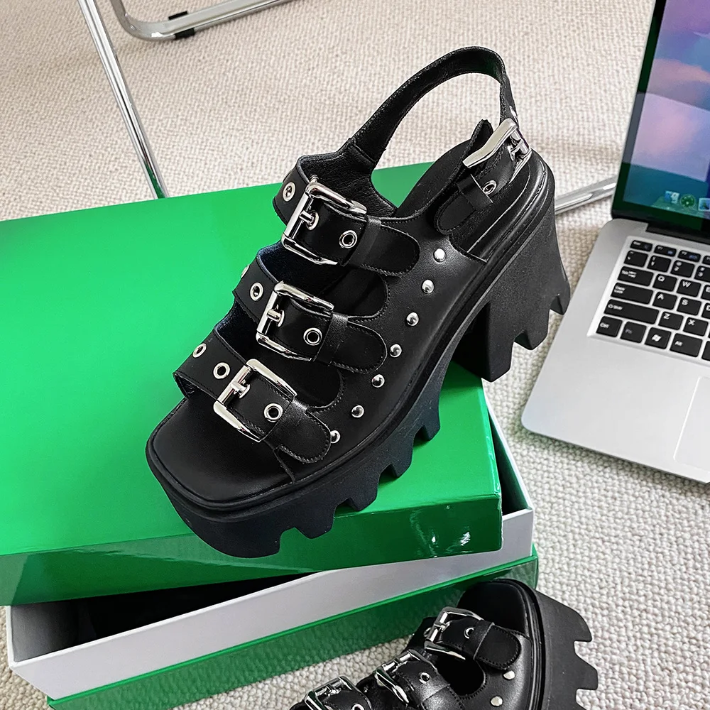 2022 Новые женские босоножки в стиле панк, Летняя обувь с заклепками, босоножки на платформе на толстом высоком каблуке, черно-белые туфли на танкетке, женские туфли-лодочки